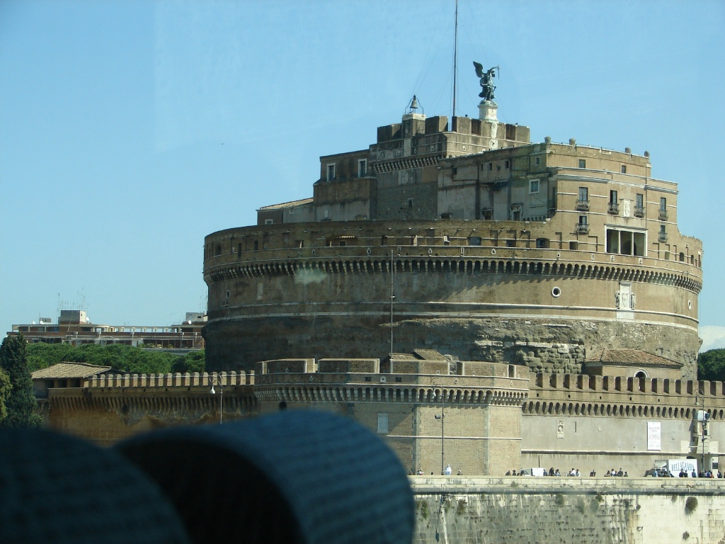 2008/03(March)/AroundTheWorld/Rome/1024x768_Hadrian built Parthenon and is buried  here.jpg